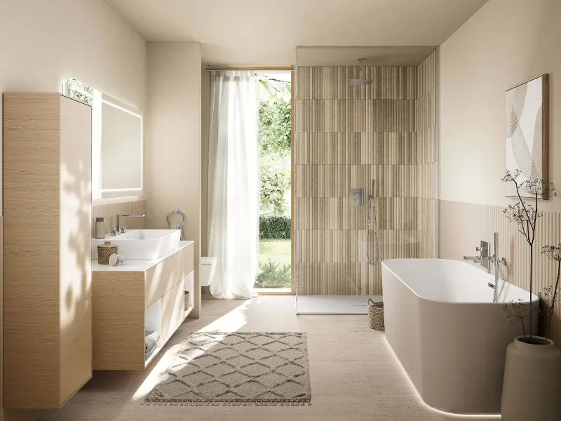 Modernes Badezimmer-Interieur mit einer wandmontierten ViClean Toilette in schlankem Design und einer Spülplatte darüber.