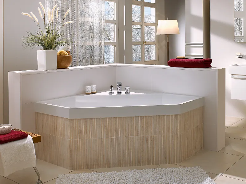 Et hvitt Squaro badekar i et klassisk beige baderom fra Villeroy & Boch.