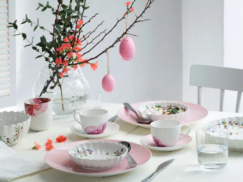 Roze borden uit de collectie Rose Garden op een gedekte tafel met paasdecoraties.