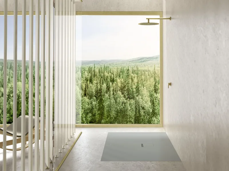 Minimalistische Dusche mit grüner Squaro Infinity Duschwanne und großem Fenster mit Blick auf den Wald.