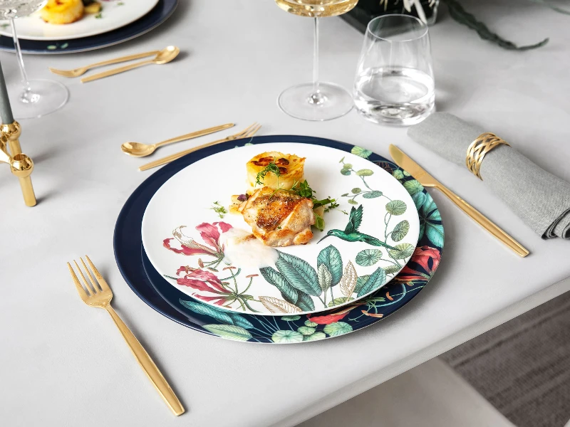 Piatti Avarua e posate MetroChic di Villeroy & Boch.