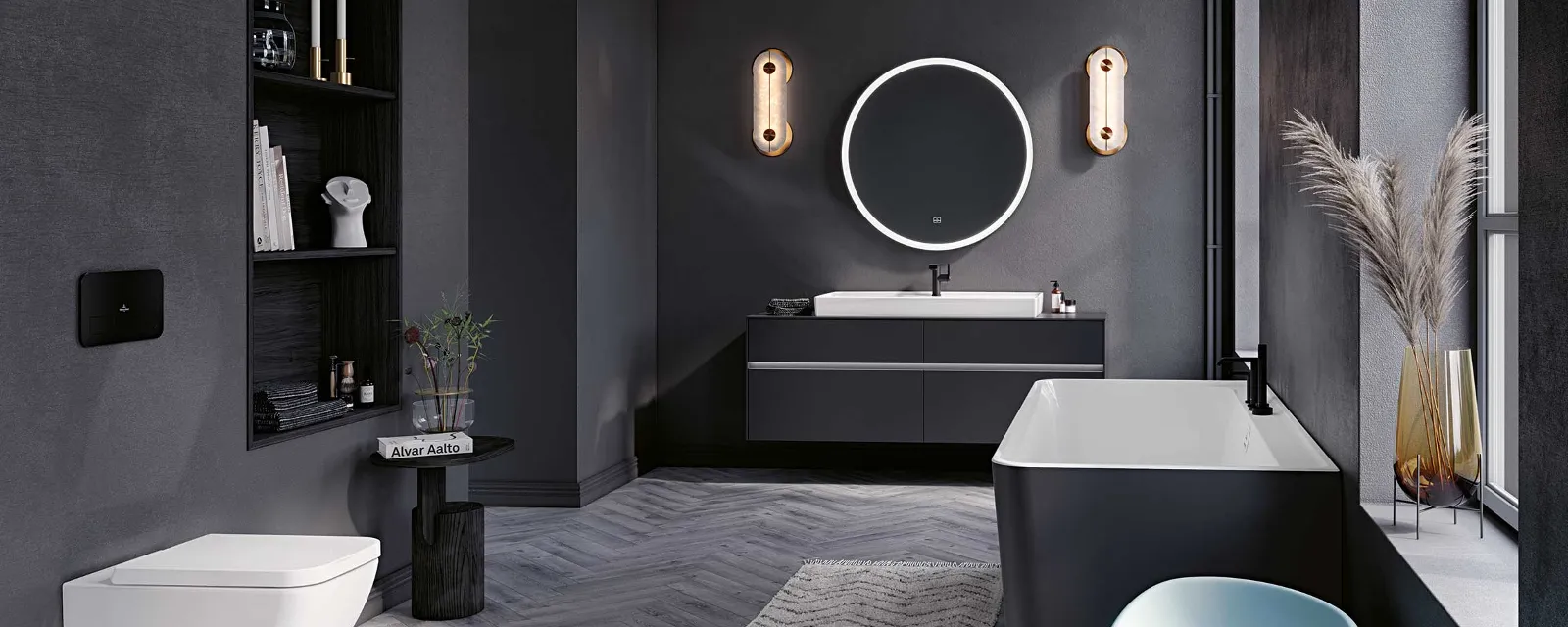 Des toilettes en blanc de la collection Collaro Une salle de bains moderne avec des toilettes blanches suspendues de Villeroy & Boch, une étagère sombre avec des décorations et une petite table d’appoint avec une plante. La pièce a des murs gris et un sol avec des motifs à chevrons.