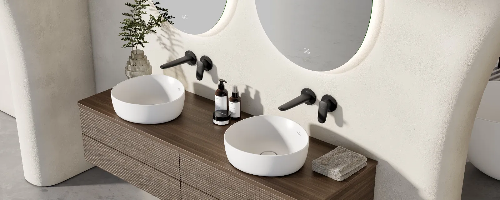 Une salle de bains moderne avec deux lavabos et une robinetterie noire de la collection Antao de Villeroy & Boch.