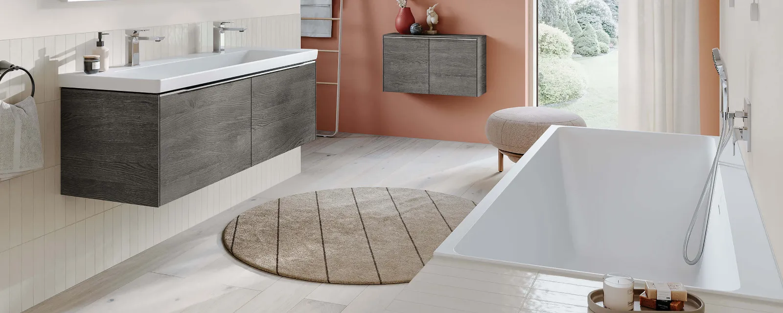 Weiße Subway 3.0 Toilette in Badezimmer mit hellorangenen Wänden Ein modernes Badezimmer mit orangefarbenen Wänden und einer weißen Subway 3.0 Badewanne.