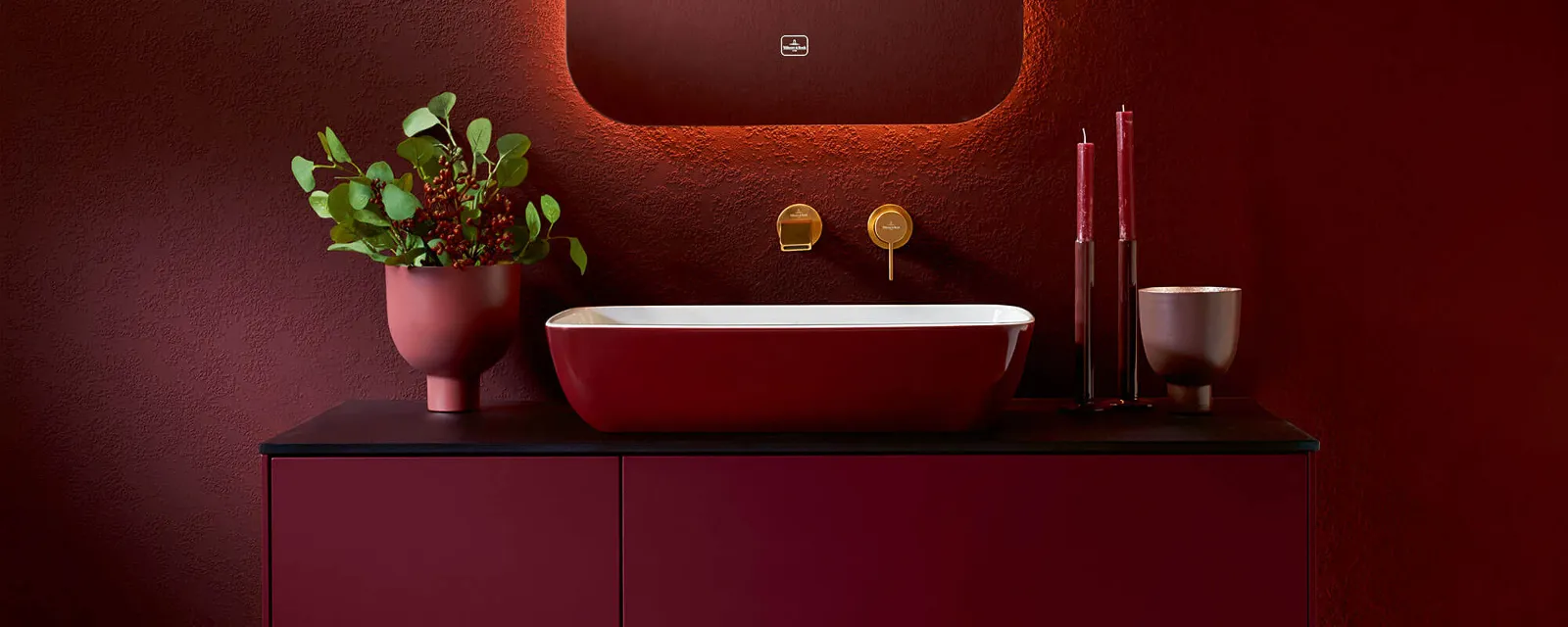 Une salle de bains avec des murs rouges et un lavabo Artis de Villeroy & Boch.