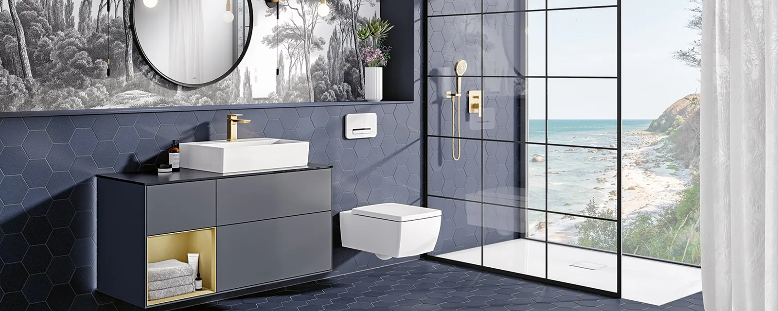 Weiße Memento 2.0 Toilette im Luxusbad Exklusives Badezimmer mit dunkelblauen Wabenfliesen und Palmentapete, weißem Memento 2. WC, offener Glasdusche und Meerblick durch ein großes Fenster.