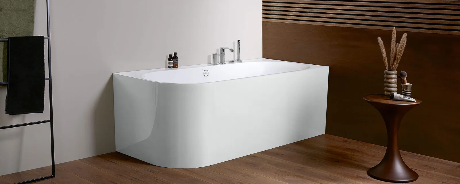 Ein modernes Badezimmer mit Holzboden und Holzwänden sowie einer Oberon Badewanne von Villeroy & Boch.