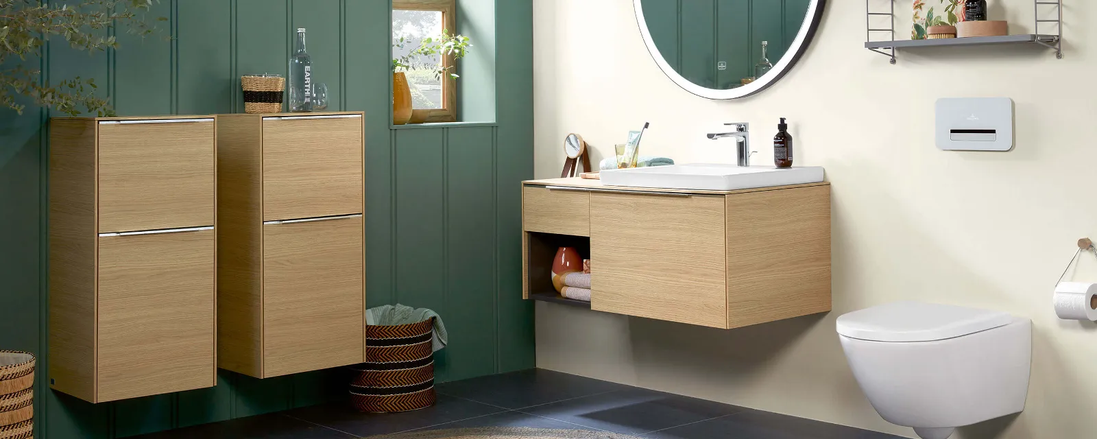 Mobili da bagno Subway 3.0 con lavabo e WC in un bagno accogliente con parete verde e finestra.