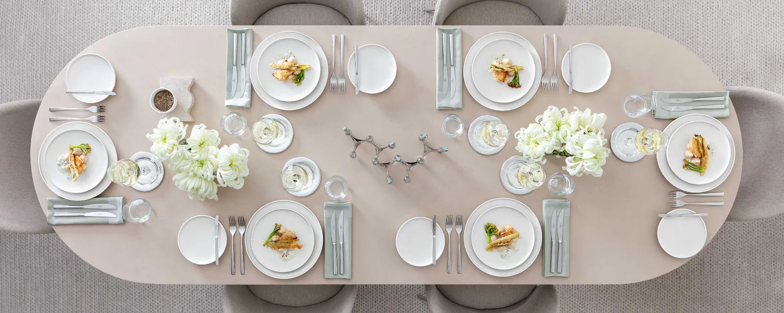 Elegante eettafel gedekt voor zes personen, met wit Afina servies, Piemont bestek en heerlijk eten.