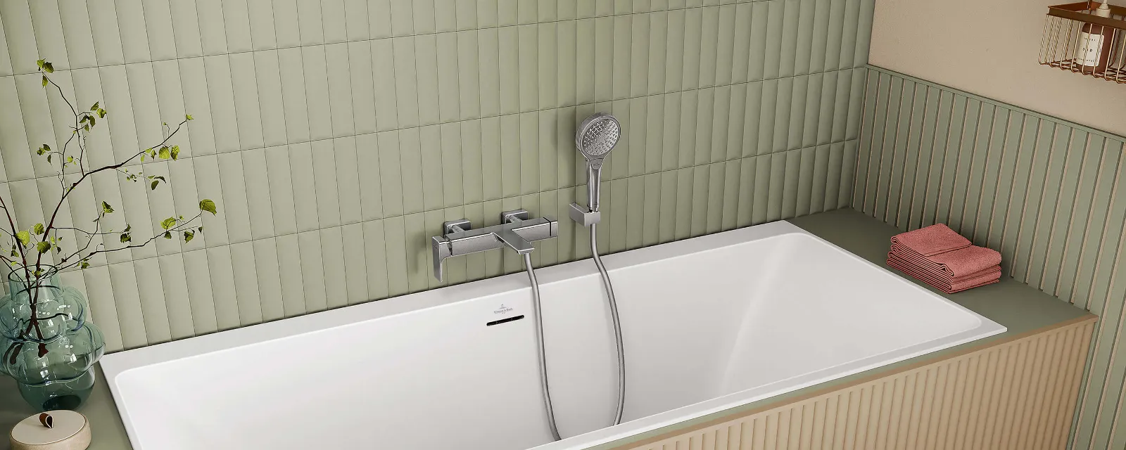 Subway 3.0 Badewannenarmatur mit Handbrause Eine Subway 3.0 Badewannenarmatur an einer Badewanne mit Handbrause vor einer grün gefliesten Wand