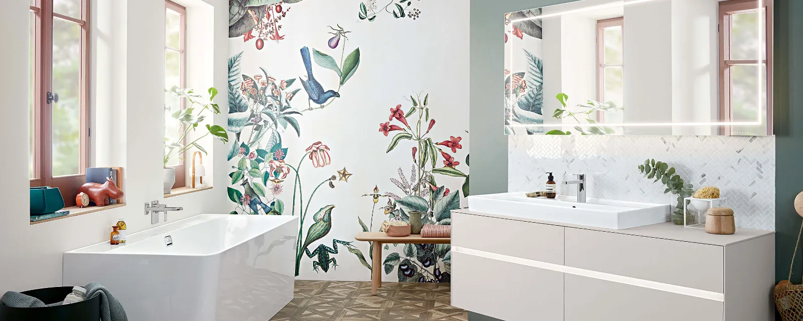 Collaro Waschbecken in floralem Badezimmer Ein Collaro Waschbecken, Möbel und Badewanne in einem Badezimmer mit einer Blumentapete.