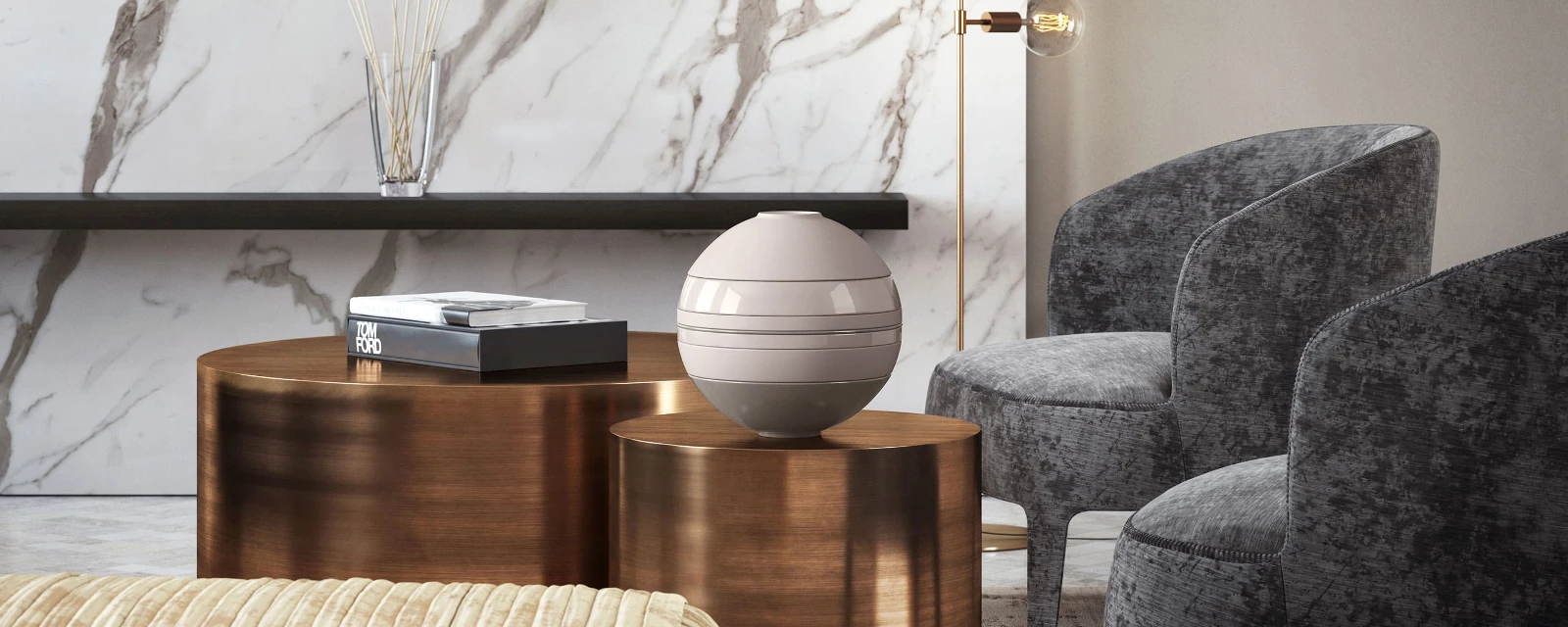 Un tavolino di un soggiorno con una La Boule beige di Villeroy & Boch sopra e delle sedie.