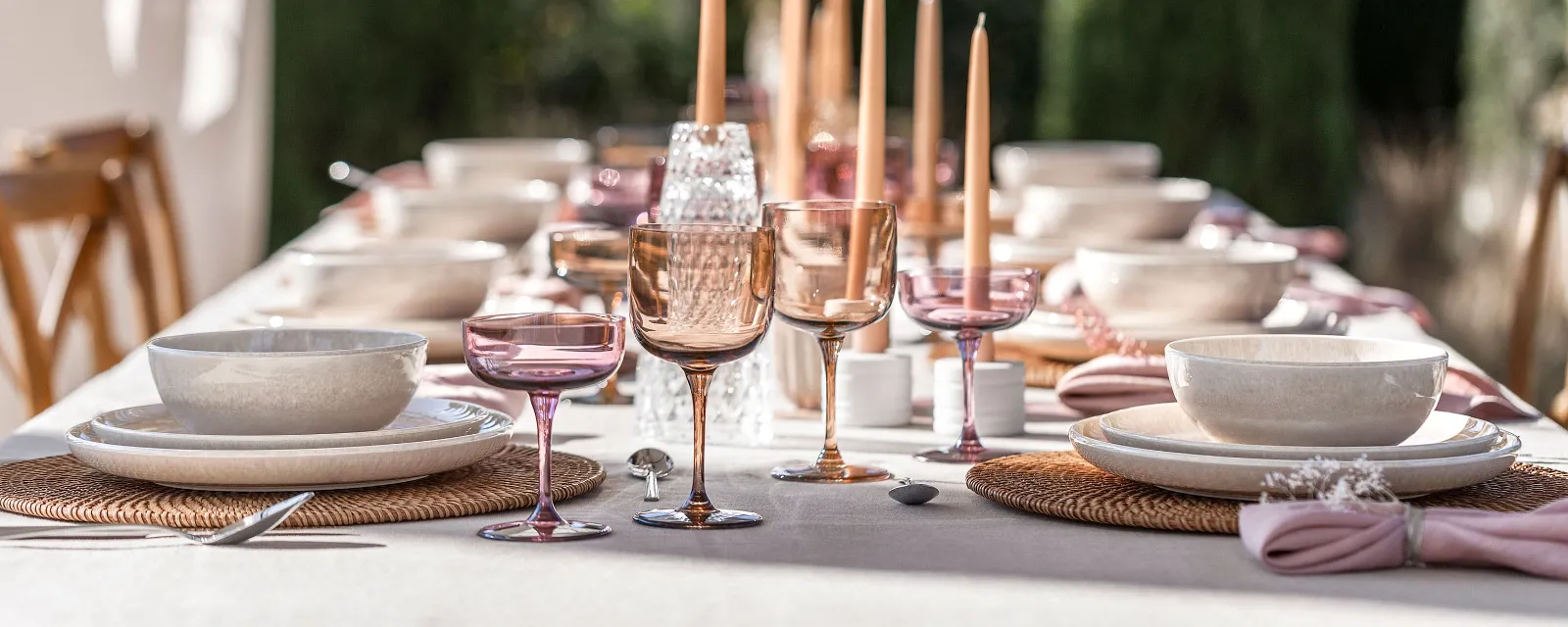 Set table with glasses from the Perlemor collection A table set with Perlemor dinnerware from like. by Villeroy & Boch.