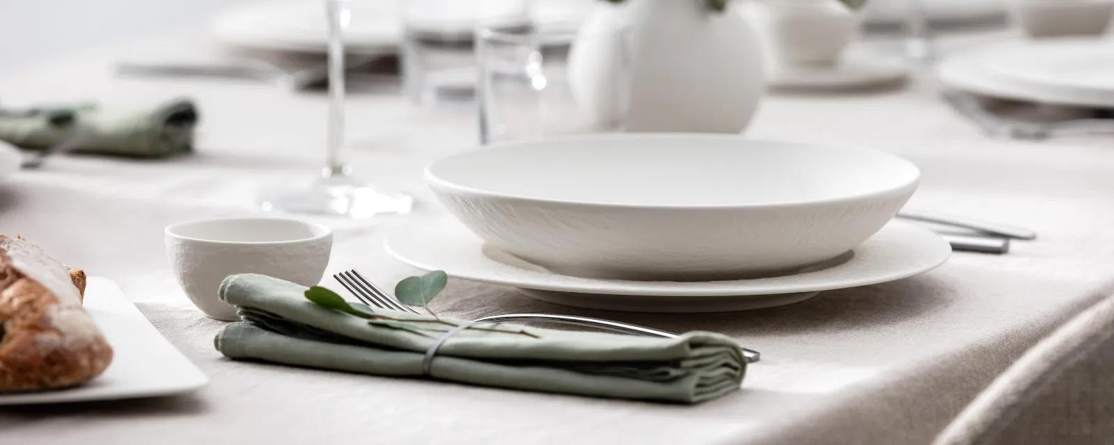 Elegant table setting with white Manufacture plates, Piemont cutlery and La Divina glasses from Villeroy & Boch.