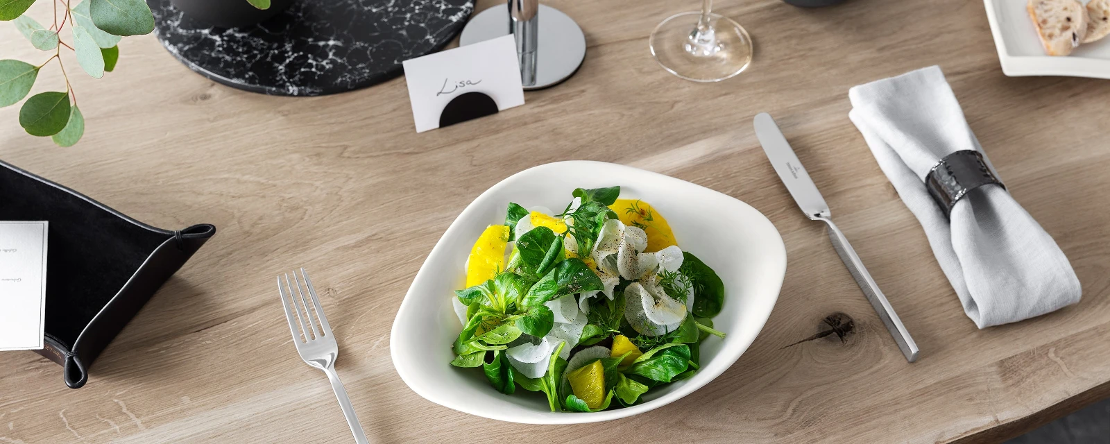 Gedekte tafel met Vapiano saladeschaal  