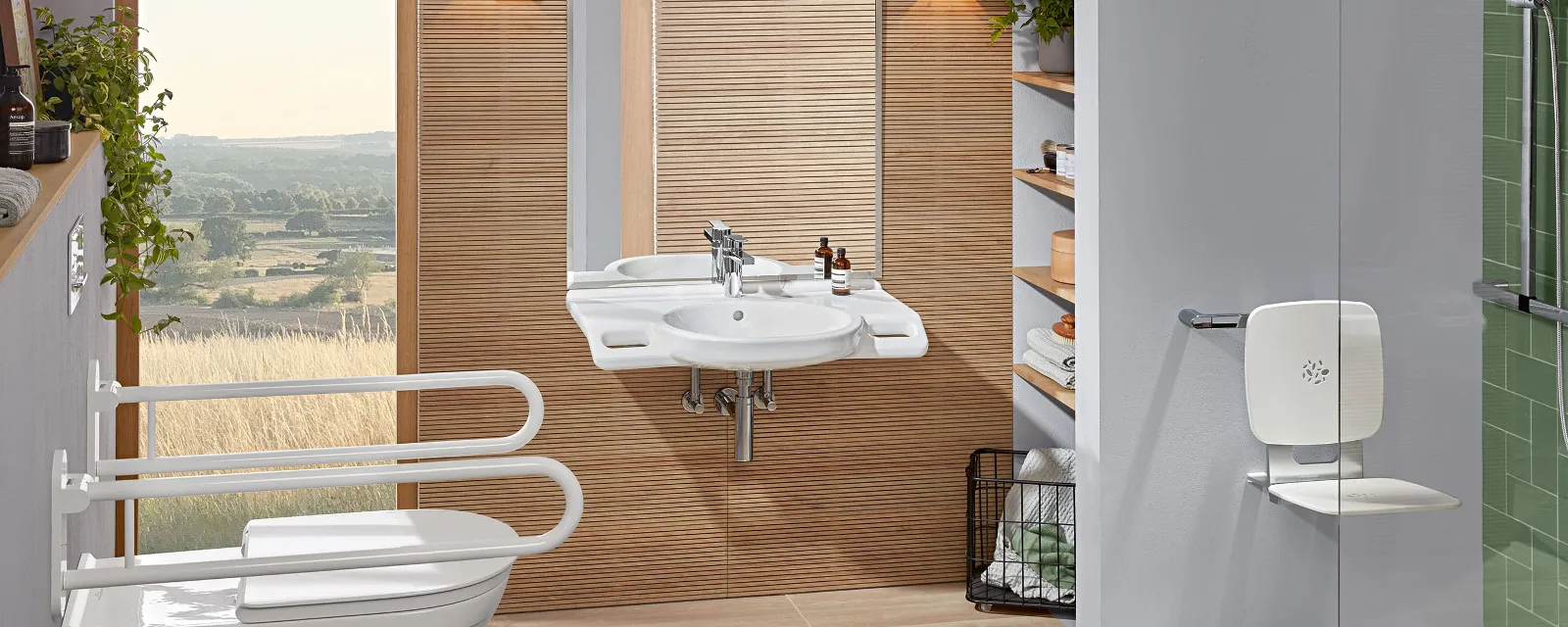 Ein modernes, barrierefreies Badezimmer mit Toilette und Waschbecken aus der Kollektion ViCare von Villeroy & Boch.