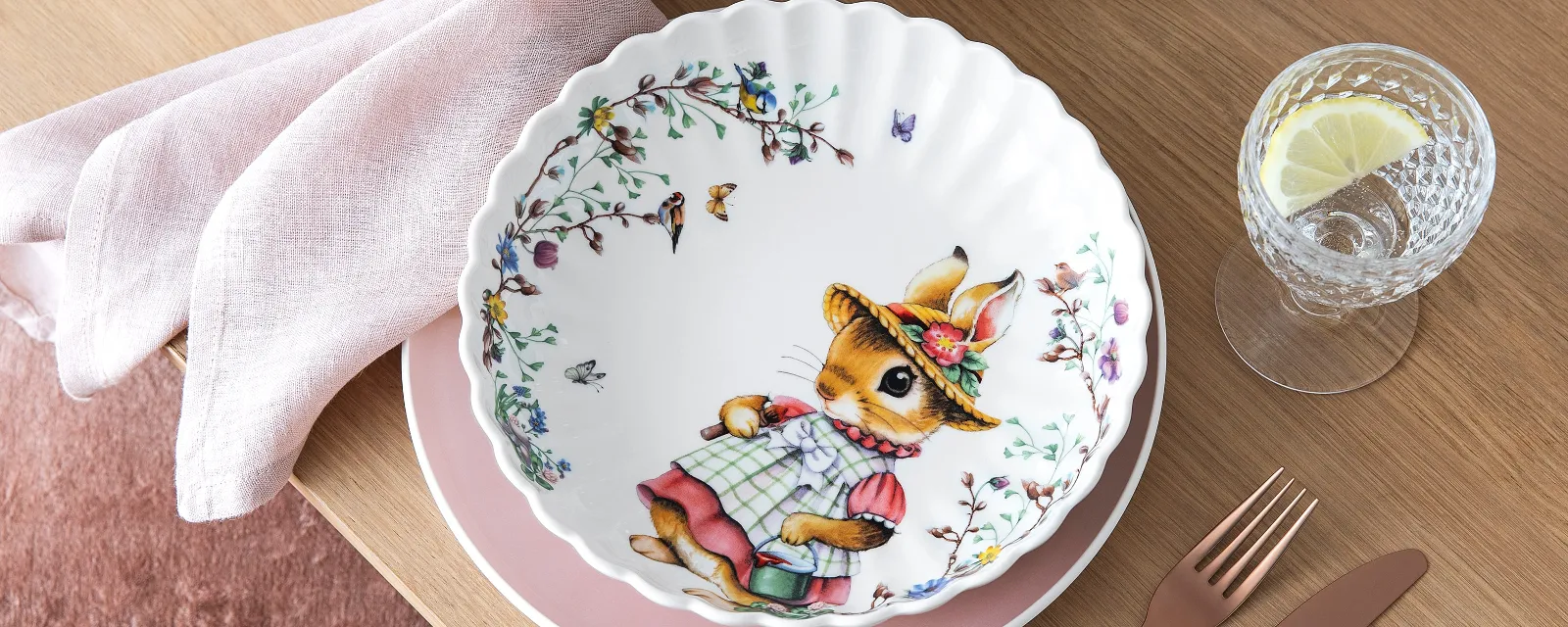 A table decoration with a Spring Fantasy bowl from Villeroy & Boch.	