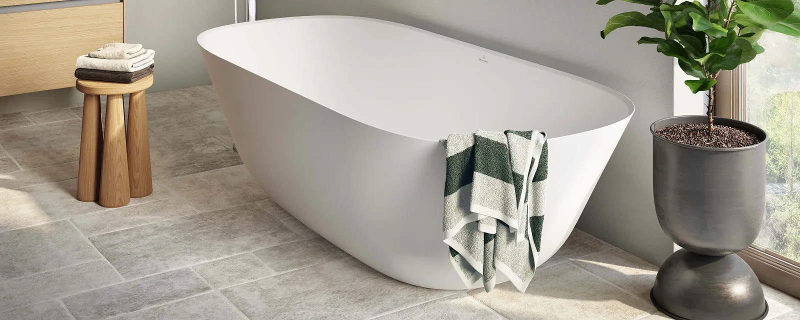Weiße Theano Badewanne in einem Badezimmer Ein modernes Badezimmer mit einer weißen Theano Badewanne von Villeroy & Boch und einer Pflanze.