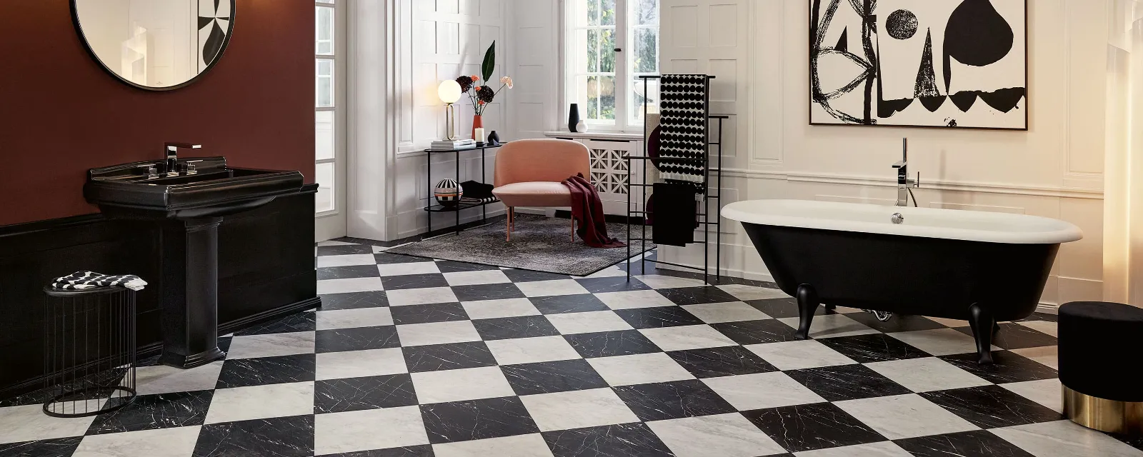 Une salle de bains avec un sol à carreaux noirs et blancs et une baignoire noire Hommage de Villeroy & Boch.