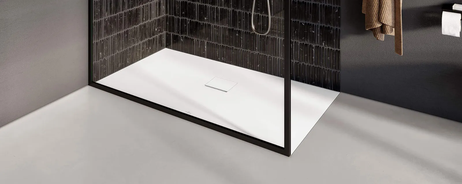 Un bagno in bianco e nero con cabina doccia in vetro e piatto doccia Squaro Infinity.