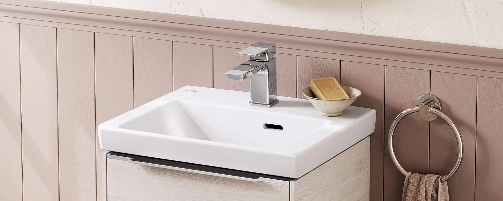 Subway 3.0 washbasin tap on a washstand A Subway 3.0 washbasin tap on a wall-mounted washstand with a round mirror