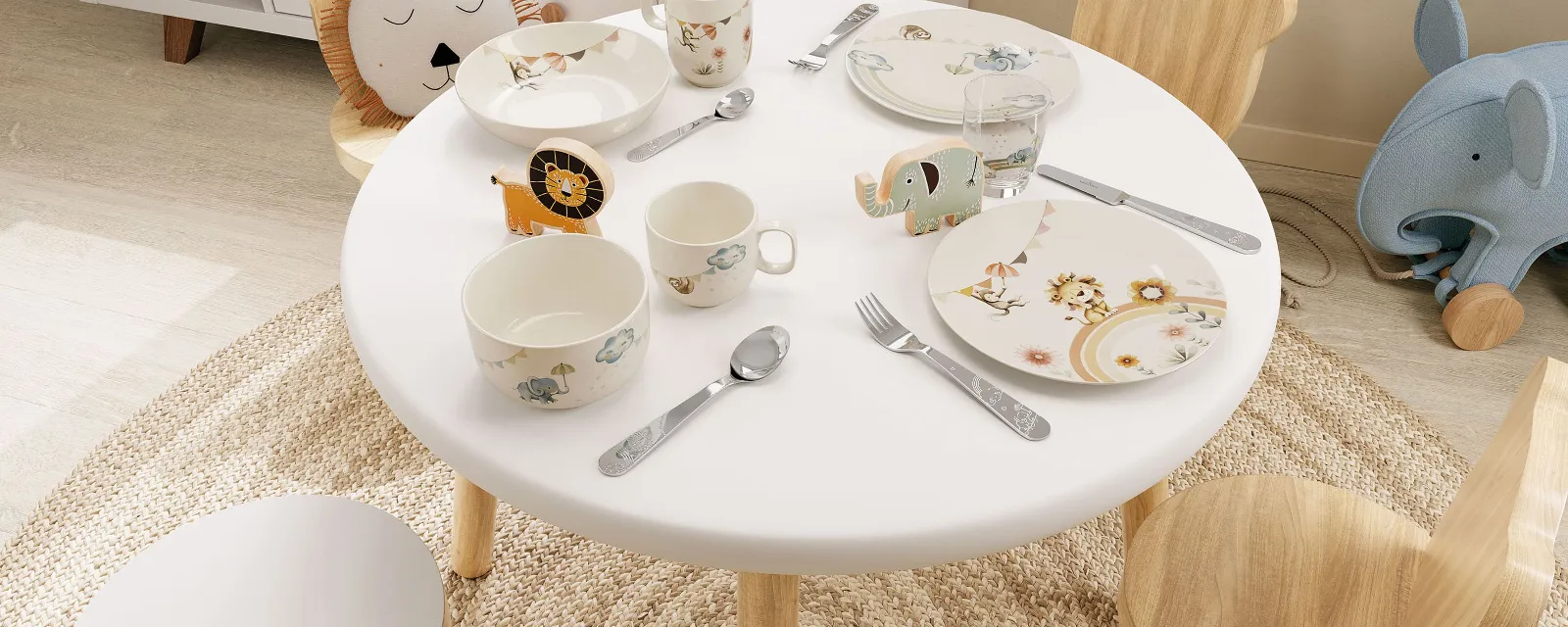 Een gedekte tafel in de kinderkamer met Boho-Kids servies, bestek en glazen in een dierenthema in pastelkleuren.