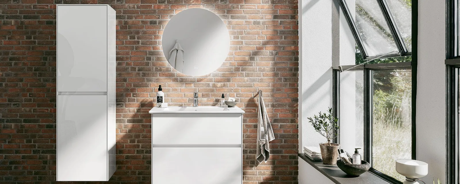 Meuble sous plan Collaro avec plan de toilette Venticello et miroir More to See Lite dans une salle de bains au look industriel chic de Villeroy & Boch.