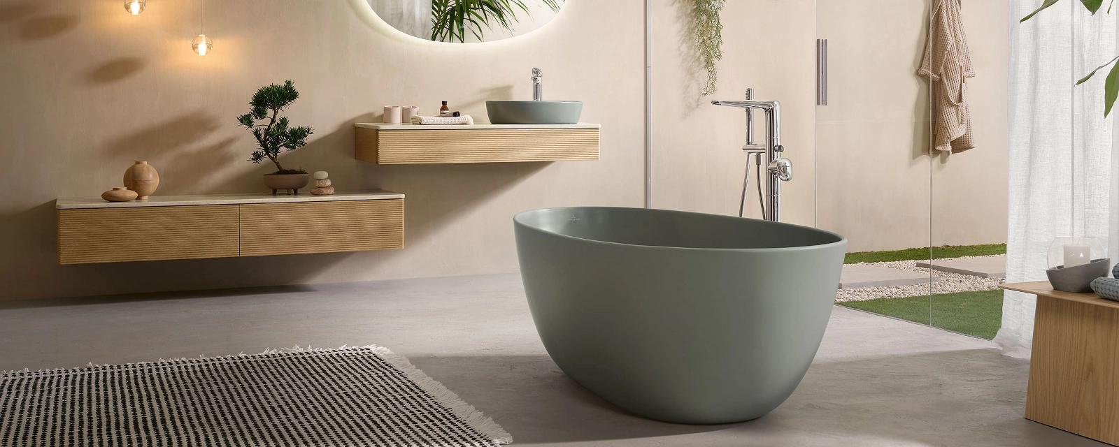 Une salle de bains moderne avec une baignoire verte de la collection Antao ainsi que des meubles assortis à l’aspect bois.