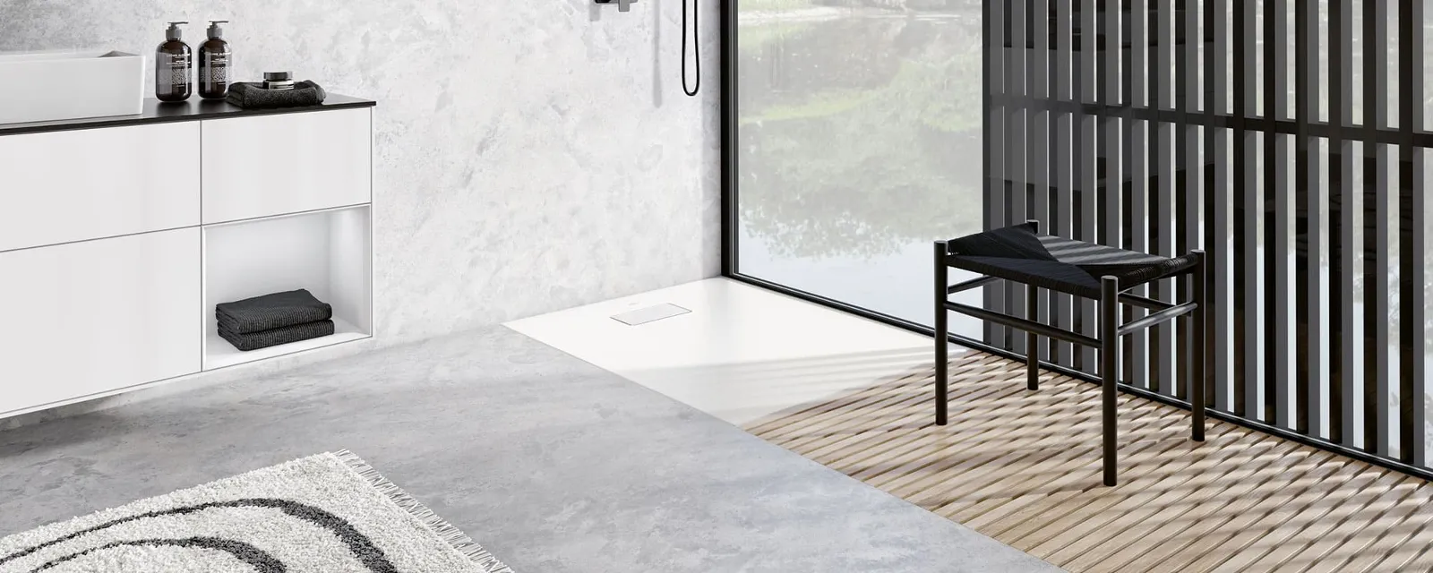 Un piatto doccia Le Valence bianco e senza bordi in un bagno moderno di Villeroy & Boch con rivestimenti in legno.