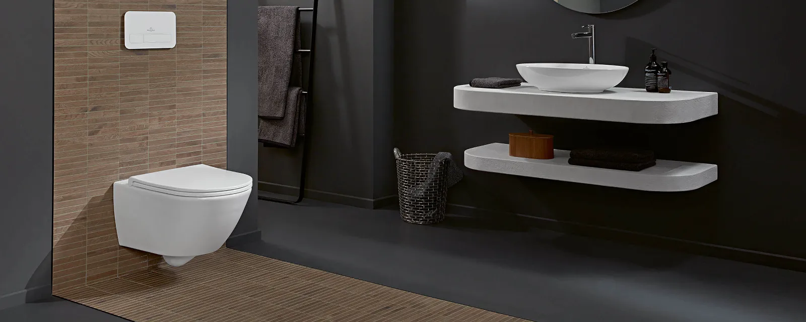 Een badkamer met Universo TwistFlush toilet van Villeroy & Boch, wastafel en spiegel.