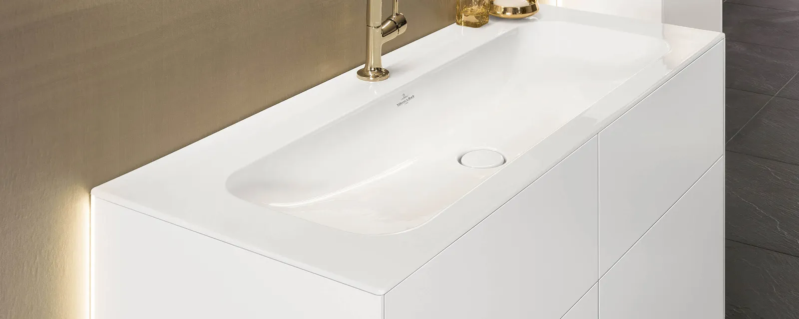Lavabo Finion blanco con armario bajo Lavabo de encimera Finion blanco con mueble bajo lavabo e iluminación.