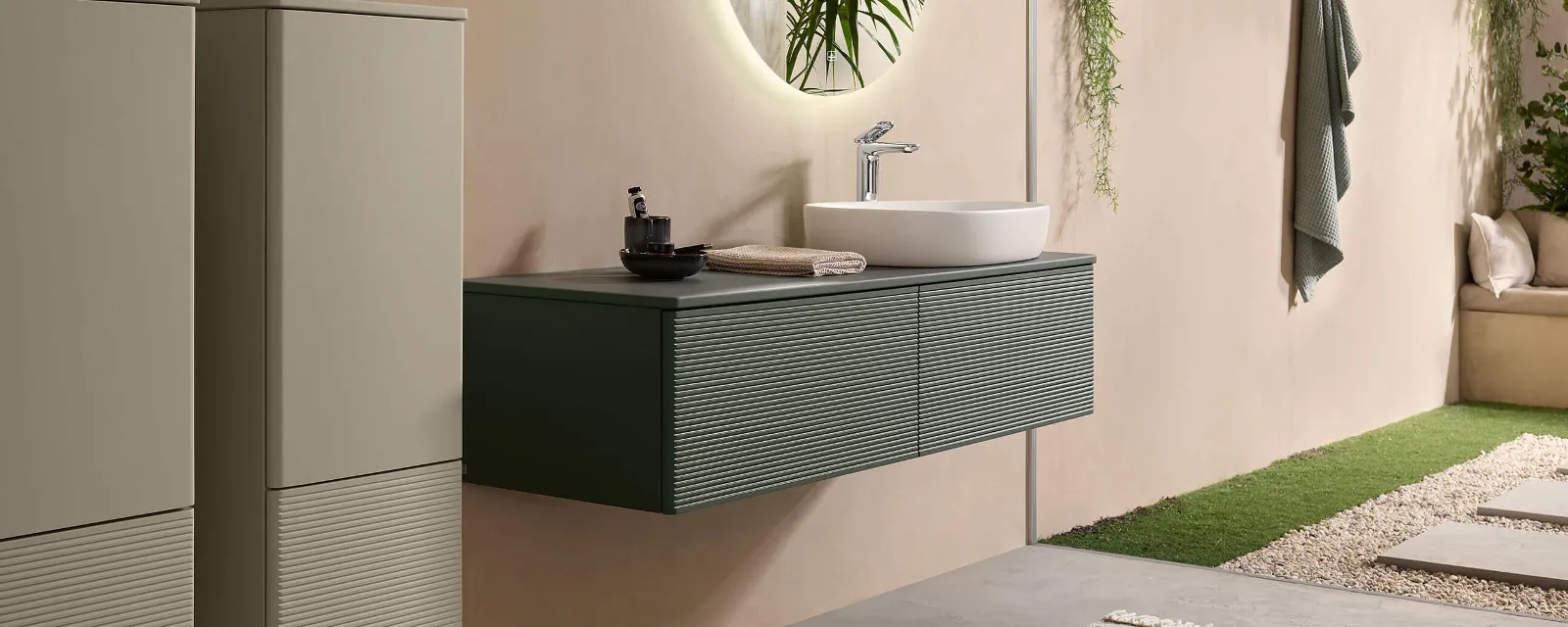 Un bagno con mobili arredo bagno moderni in verde e beige della collezione Antao di Villeroy & Boch.