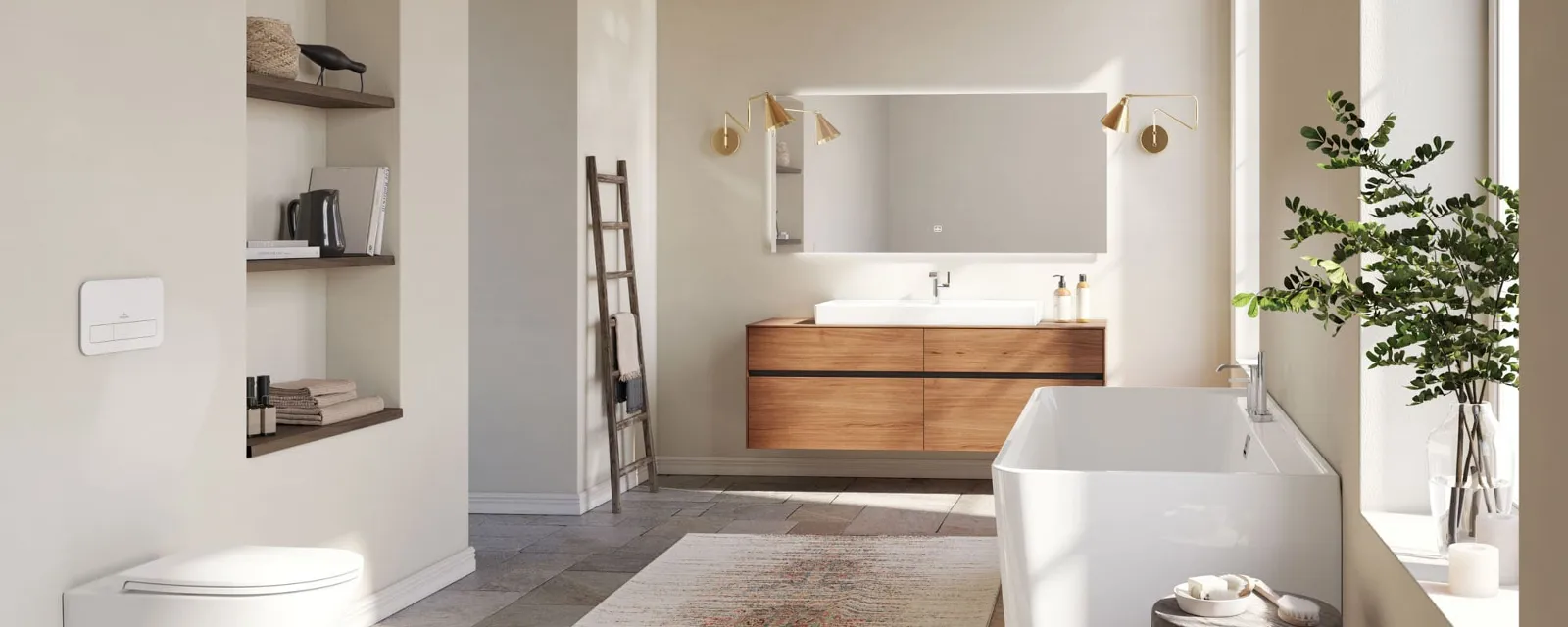 Gran cuarto de baño con bañera blanca de la colección Collaro Amplio cuarto de baño de diseño moderno con bañera, inodoro suspendido, lavabo grande, techo de madera y ventanal. Estanterías con libros y adornos, así como una planta, completan el mobiliario.