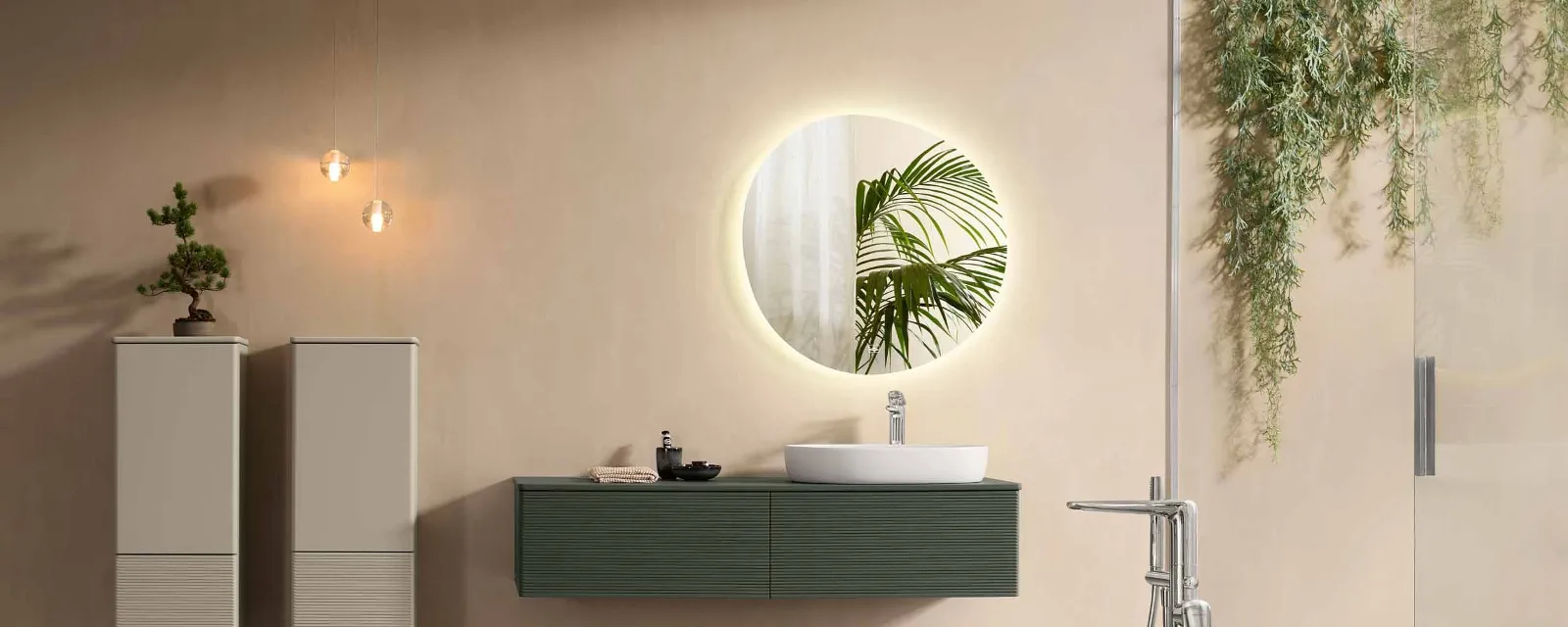 Een moderne complete badkamer met meubels, keramiek, verlichte spiegel en bad uit de Villeroy & Boch Antao collectie in natuurlijke kleuren en groene planten.