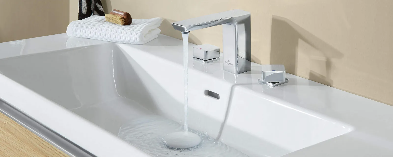 Mezclador de lavabo Subway 3.0 con agua corriente Un mezclador de lavabo Subway 3.0 sobre un lavabo blanco con agua corriente
