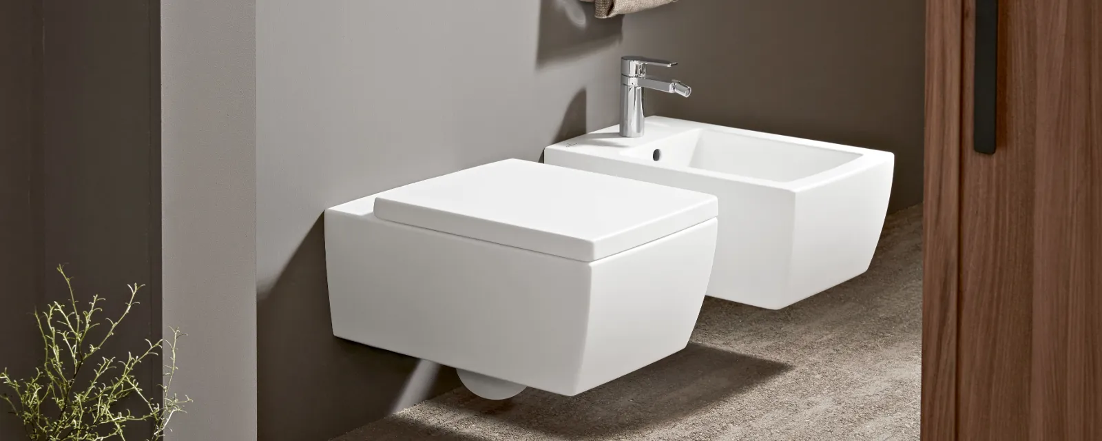 Weiße Memento Toilette und Bidet Moderne weiße Memento 2.0 Toilette und Bidet im minimalistischen Design in naturfarbenem Bad
