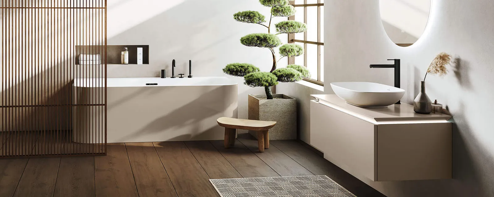 Bagno minimalista con pavimento in legno e grandi finestre, una vasca da bagno free-standing Loop & Friends, un mobile lavabo Loop & Friends, una piccola panca e un bonsai in vaso.