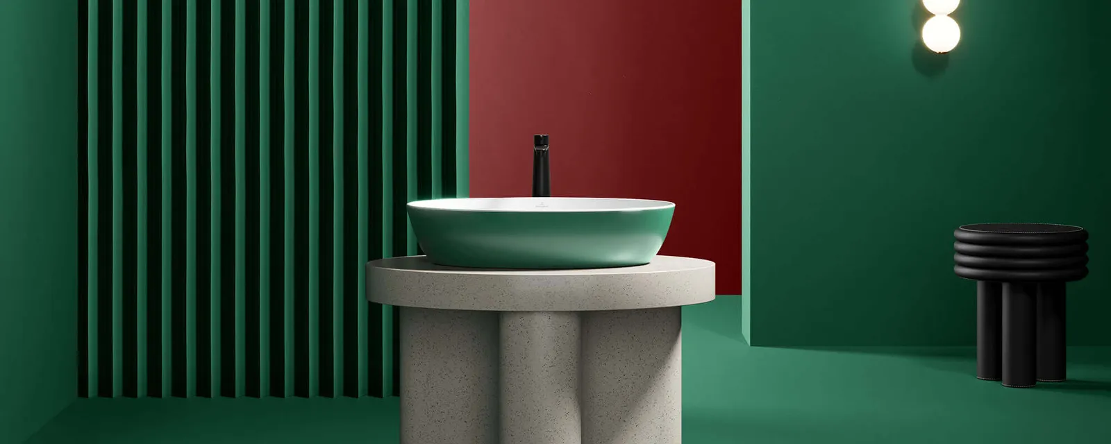 Dunkelgrünes Artis Waschbecken auf Säule aus Stein Moderne Badezimmereinrichtung mit minimalistischem Design, einem dunkelgrünem Artis Waschbecken, grünen Wänden und einer vertikalen Leuchte