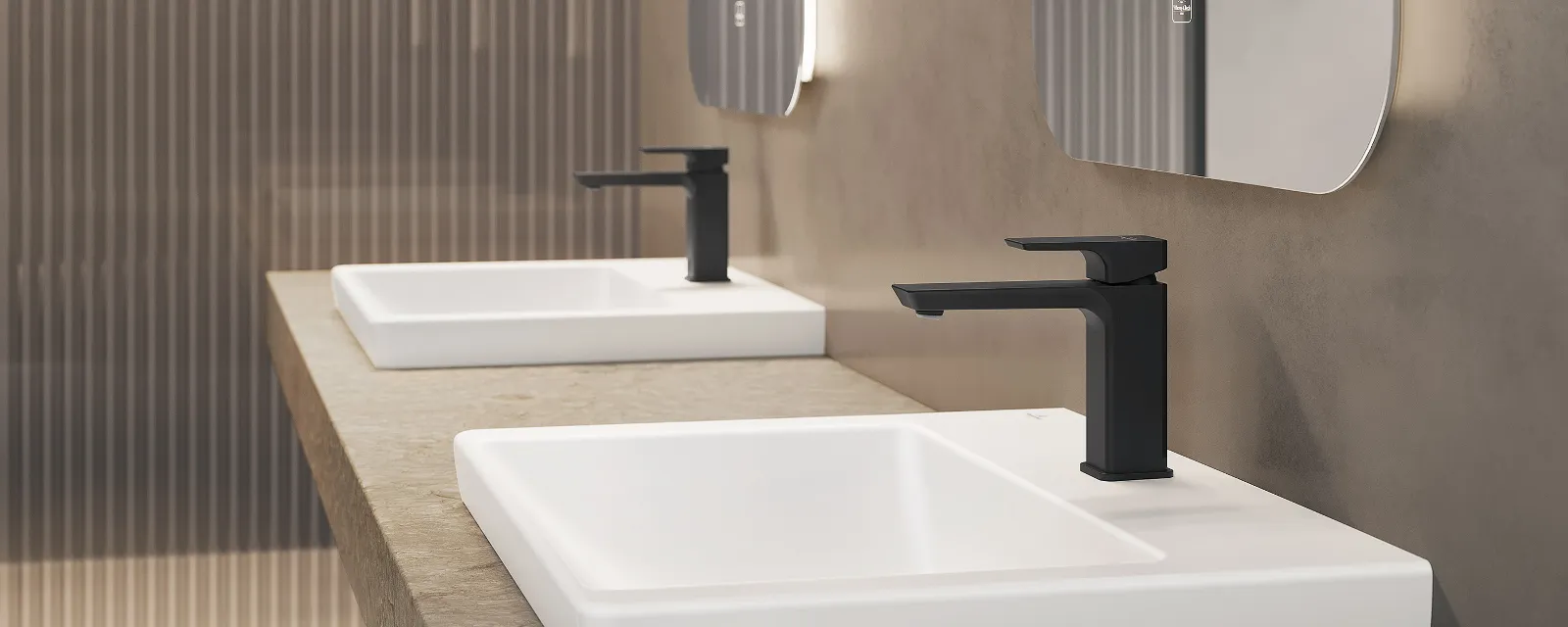 Grifos negros de Villeroy & Boch para cualquier estilo Un baño moderno cuenta con una encimera de hormigón, dos lavabos rectangulares blancos y grifos negros bajo dos espejos.