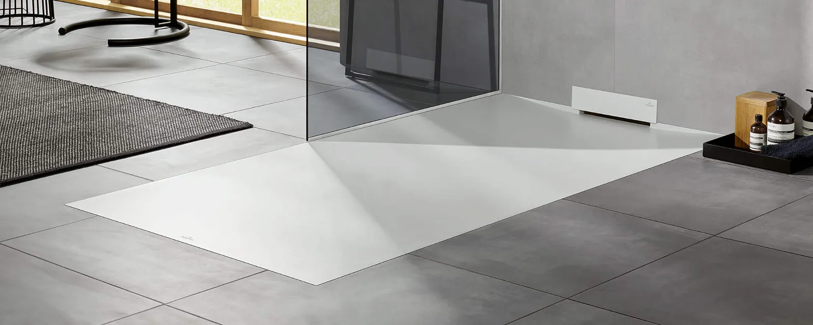 Un bagno moderno con un innovativo piatto doccia Wallway e un'ampia finestra.