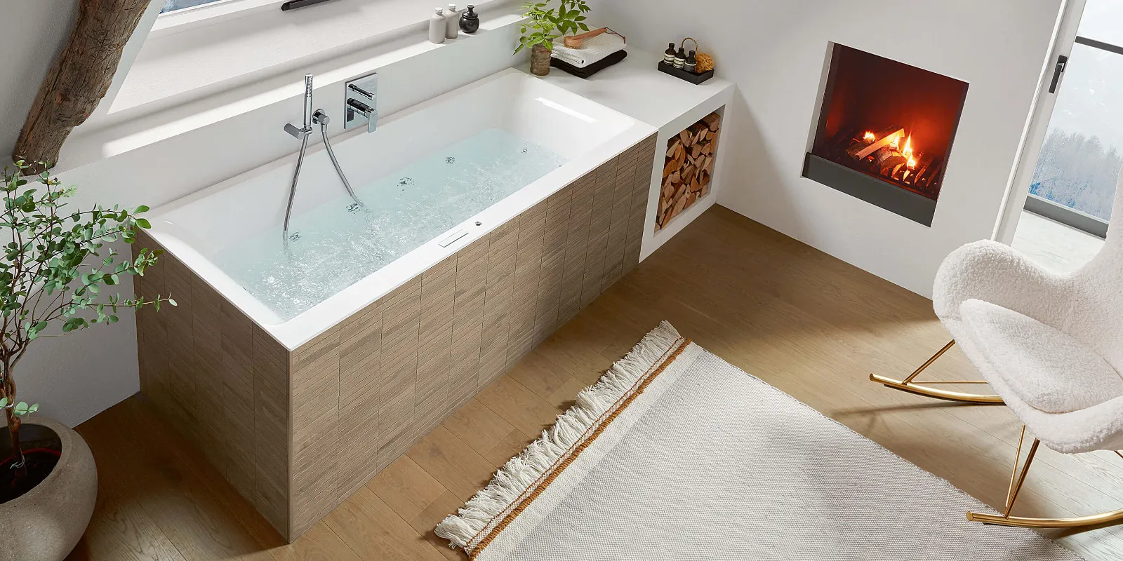 Un bagno moderno con vasca rettangolare con acqua corrente, un camino, una grande finestra con vista sulle montagne, piante in vaso, travi in legno e una sedia su un pavimento in legno duro con tappeto.