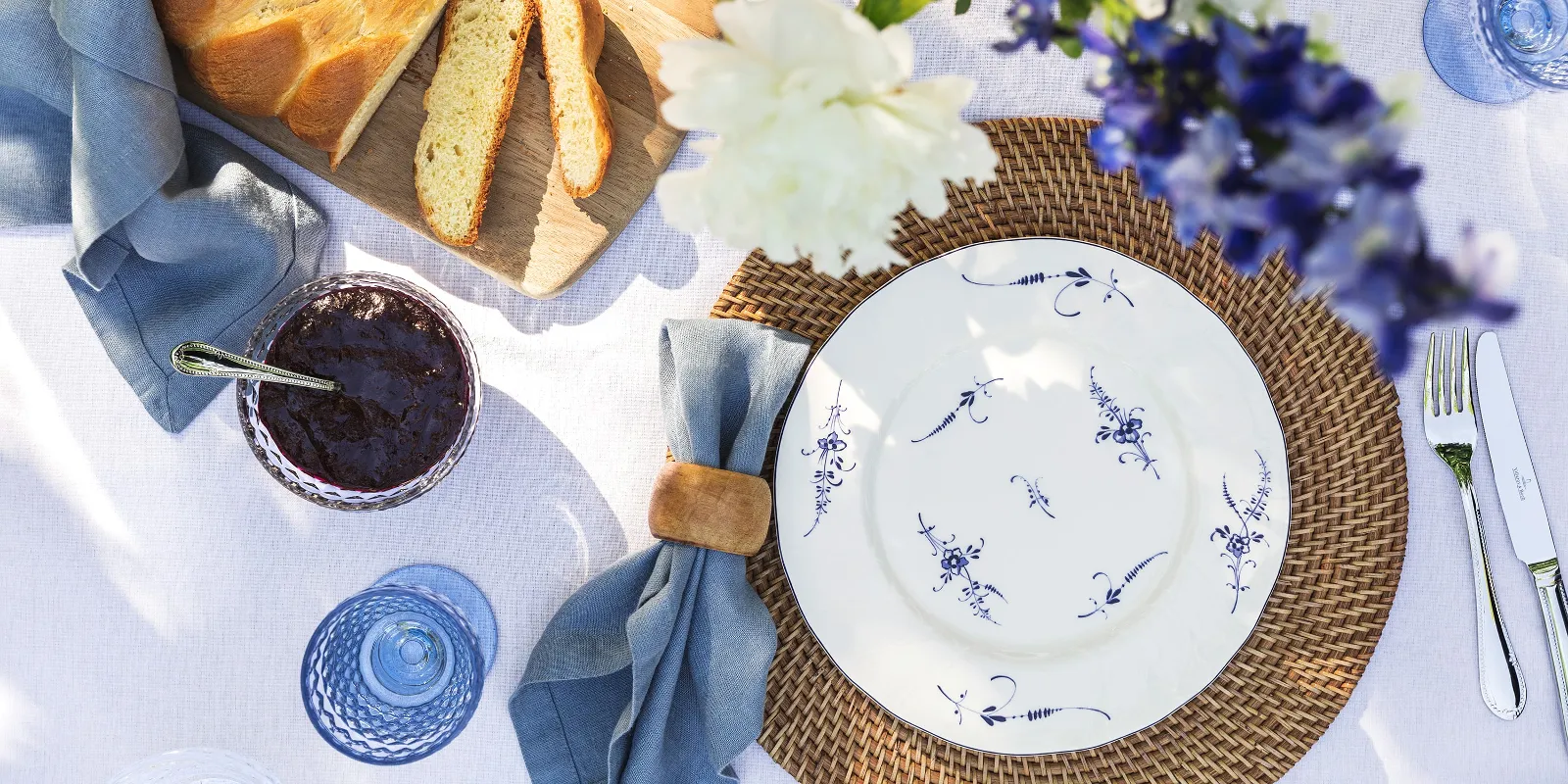 Une table estivale avec une assiette de la collection Vieux Luxembourg et des verres Boston de Villeroy & Boch.