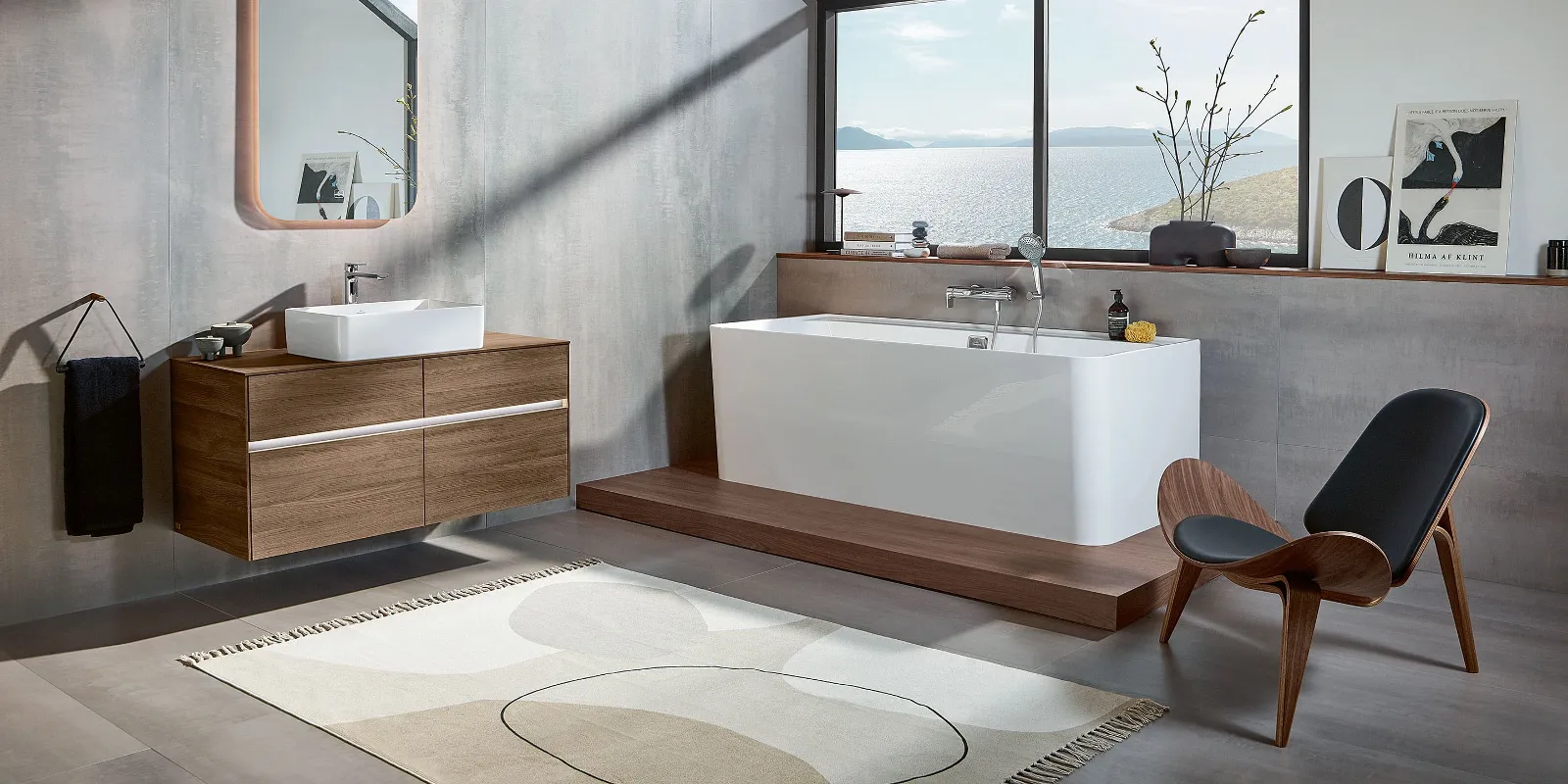 Ein modernes Badezimmer mit Holzboden und einer eleganten Collaro Badewanne von Villeroy & Boch.