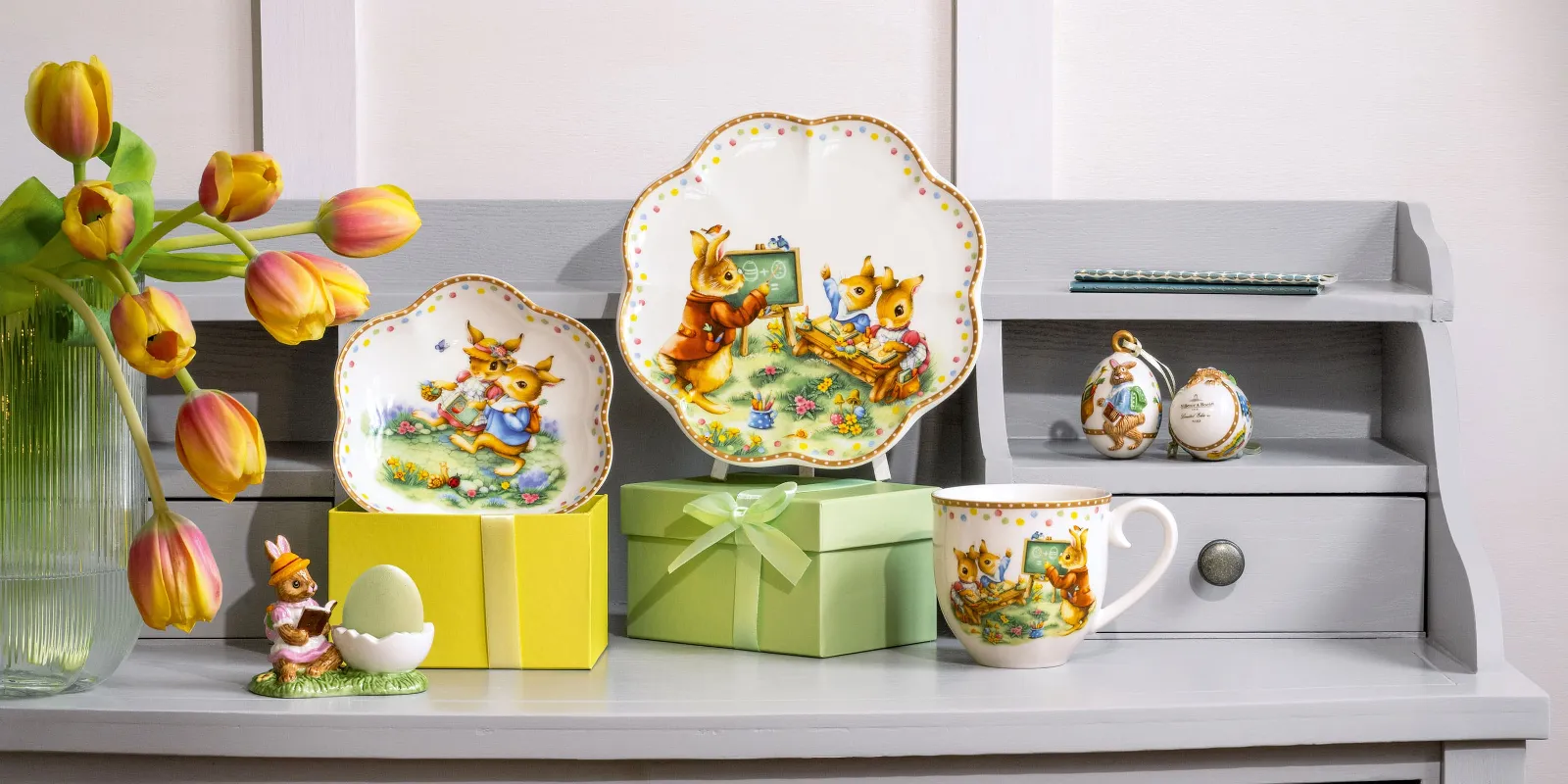 Décorations de Pâques colorées alliant tradition et joie printanière : Créez des moments de Pâques inoubliables chez vous avec des assiettes, tasses et figurines décoratives détaillées.