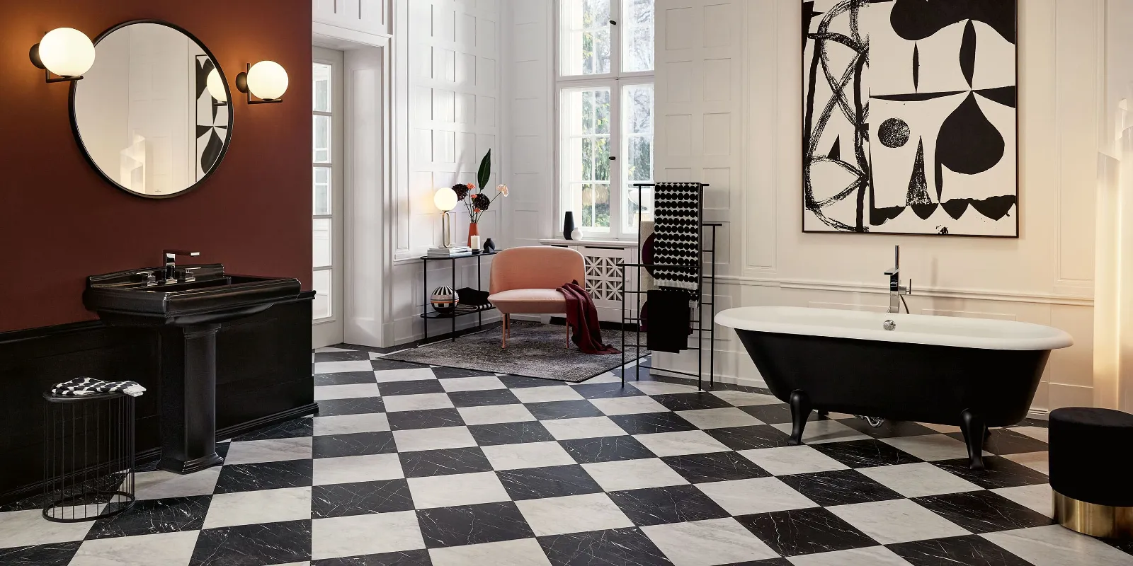 Une salle de bains avec un sol à carreaux noirs et blancs et une baignoire noire Hommage de Villeroy & Boch.