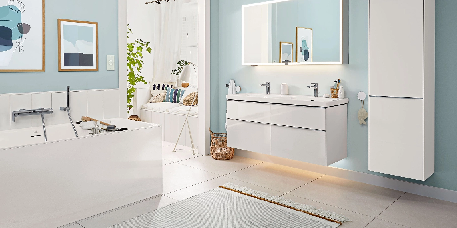 Un bagno grande con mobili arredo bagno Subway 3.0 di Villeroy & Boch.