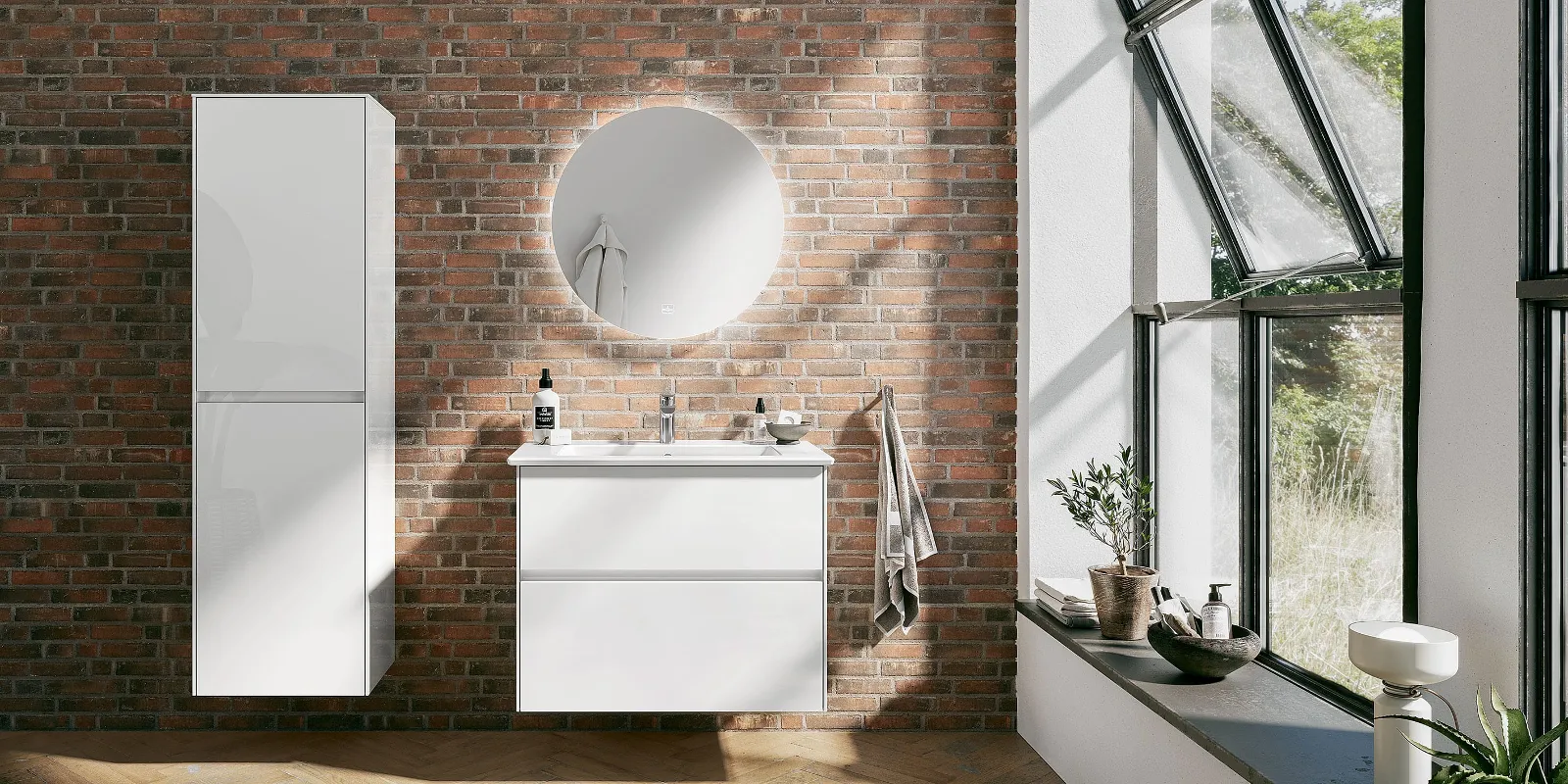 Meuble sous plan Collaro avec plan de toilette Venticello et miroir More to See Lite dans une salle de bains au look industriel chic de Villeroy & Boch.