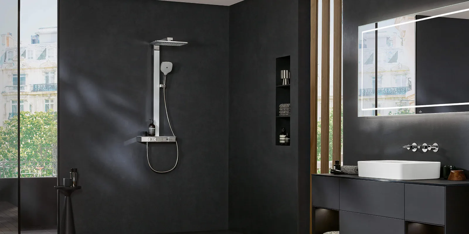 Una rubinetteria doccia Infinity Showers in un bagno con pareti nere e pavimento in legno.