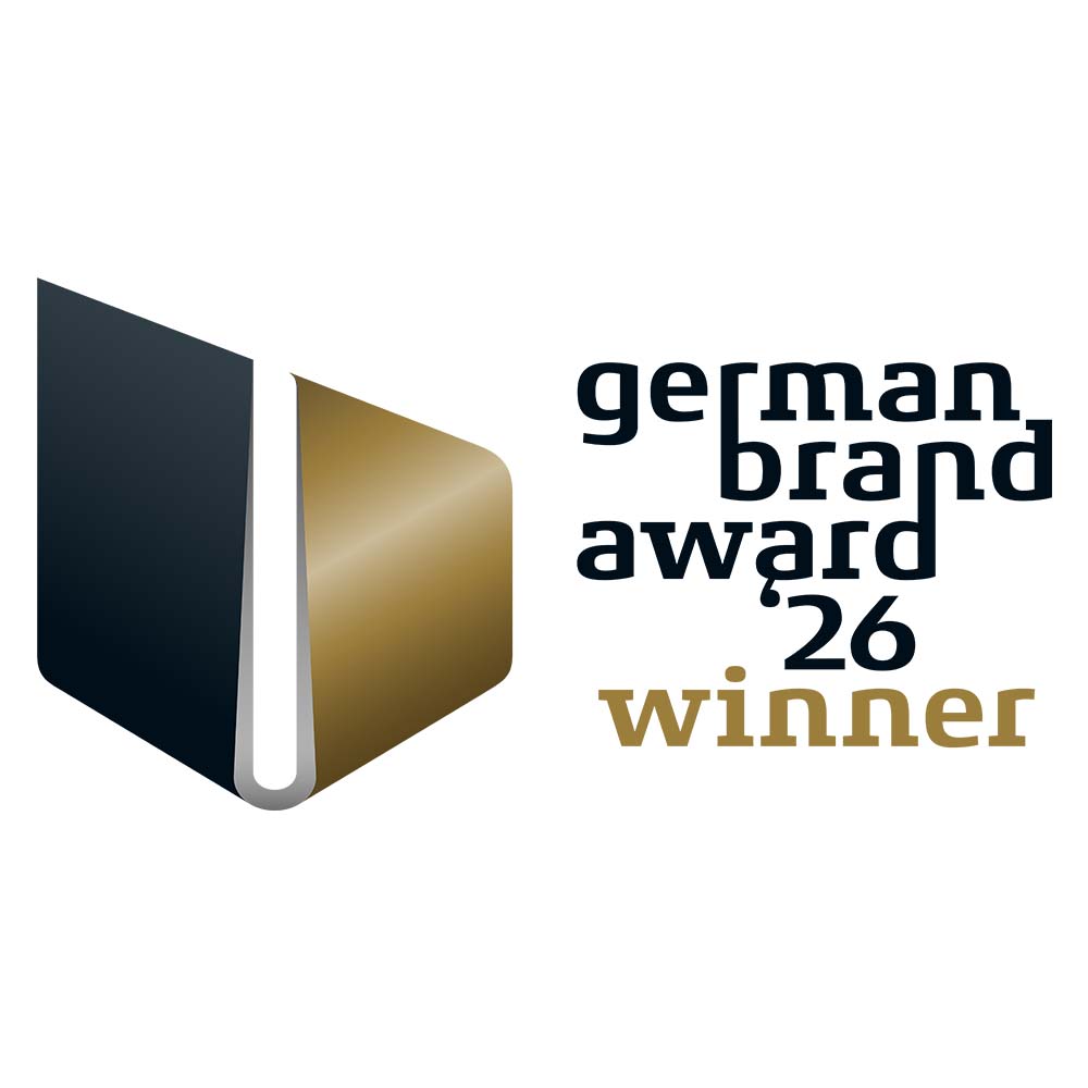german-brand-award-winner-2026 Logotipo del «German Brand Award 24» con la palabra «Ganador» en dorado junto a una forma geométrica en negro y dorado sobre fondo negro.