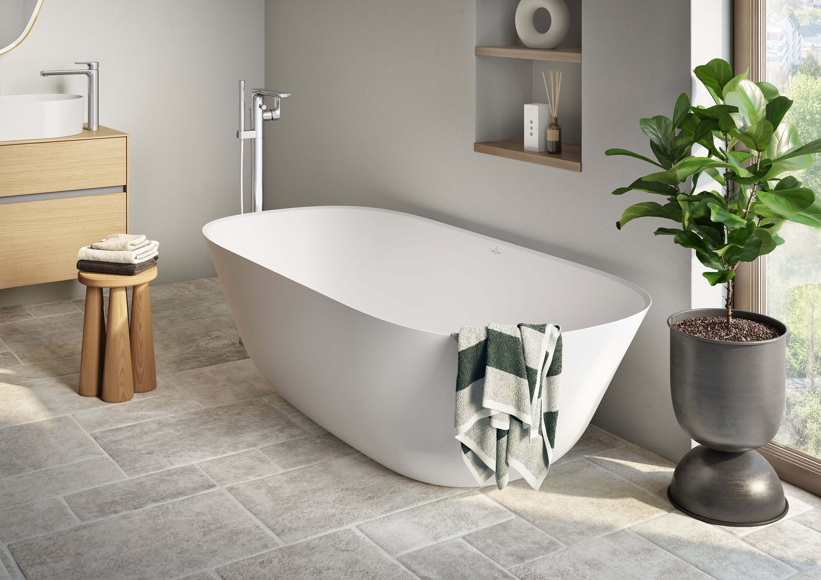 Une salle de bains moderne avec une baignoire blanche Theano de Villeroy & Boch et une plante.